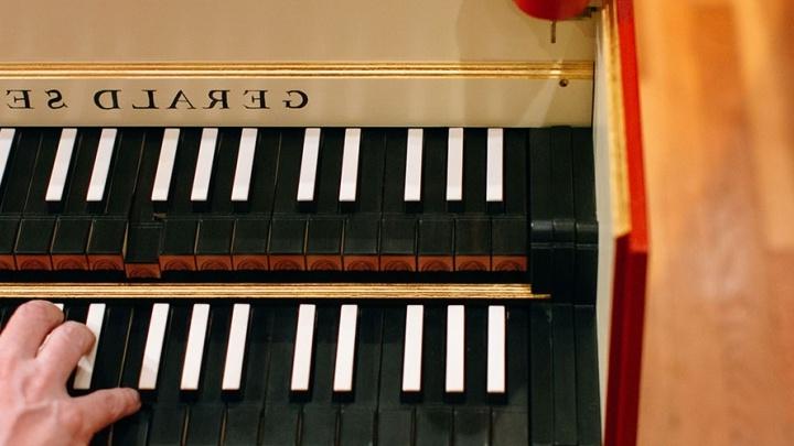 关闭 up on keys of a harpsichord built by San Antonio native, Gerald Self
