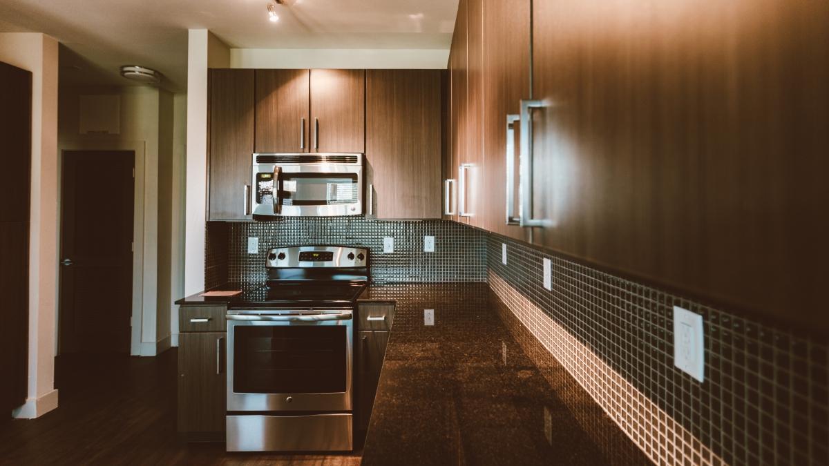 城市Vista公寓豪华厨房与烤箱，水槽，和花岗岩台面